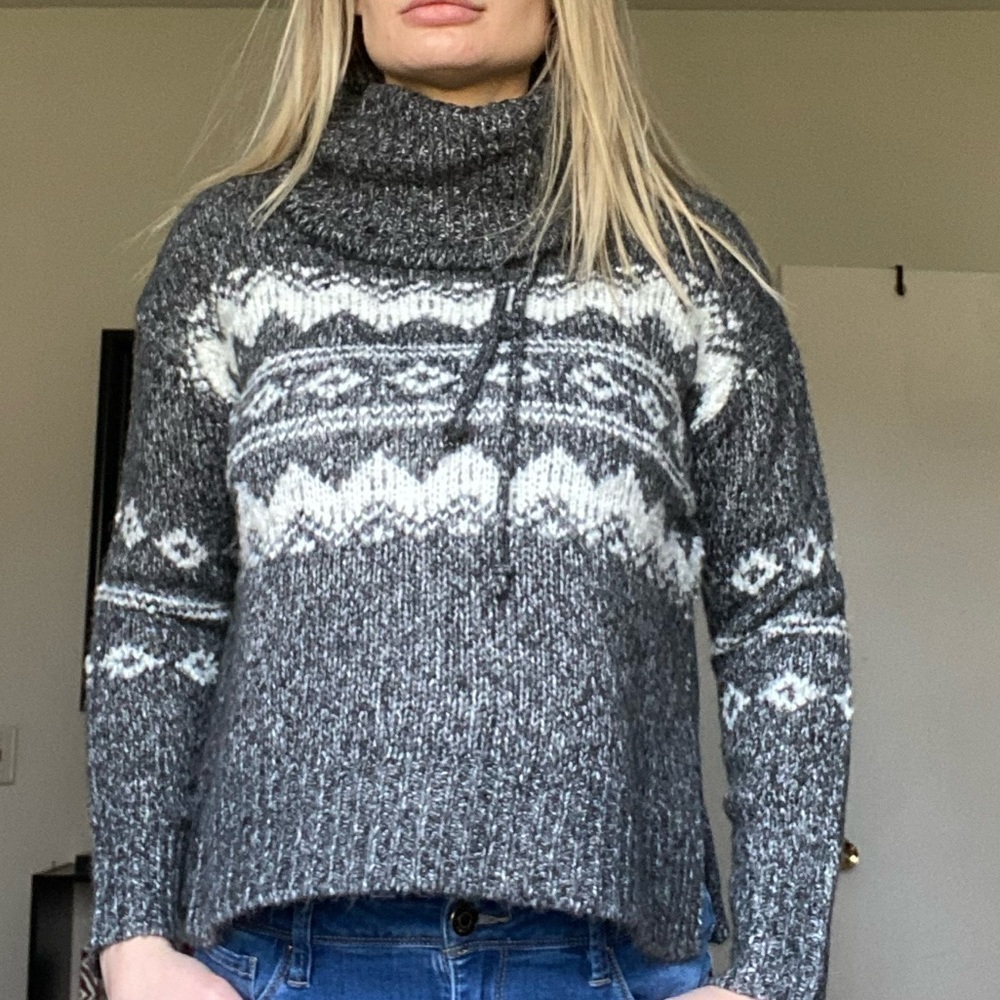 Francesca’s NWOT Funnel neck pull over sweater